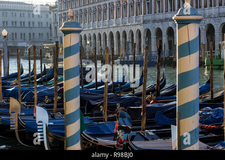 Gondoles amarrées le long du Grand Canal, Venise Banque D'Images