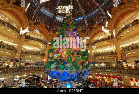 Le sapin de Noël géant à l'intérieur de Galeries Lafayette grand magasin parisien, Paris, France. Banque D'Images