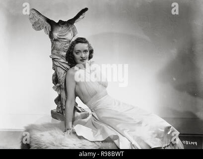 Titre original : Dark Victory. Titre en anglais : Dark Victory. Année : 1939. Directeur : EDMUND GOULDING. Stars : BETTE DAVIS. Credit : Warner Brothers / Album Banque D'Images