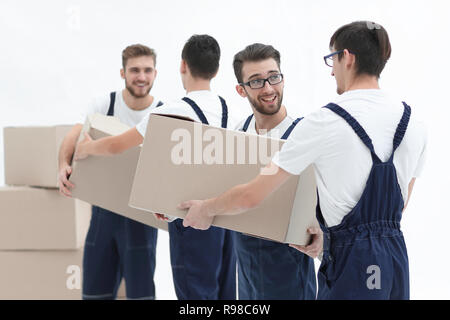 Les travailleurs passent chaque photo autres cases lors du déplacement d'appartements. Banque D'Images