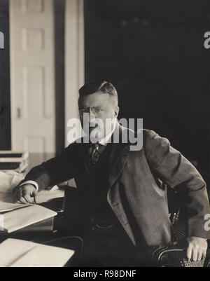 Le président américain Theodore Roosevelt, assis au bureau du portrait dans son nouveau Bureau, Washington DC, USA, par Barnett McFee Clinedinst, Février 10, 1903 Banque D'Images