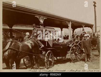 Le président américain Theodore Roosevelt en arrivant en voiture, Rockford, Illinois, USA, le 3 juin 1903 Banque D'Images