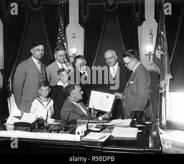 Le président américain Franklin Roosevelt recevant Lutheran Stamps, Maison Blanche, Washington DC, USA, Harris et Ewing, 1933 Banque D'Images