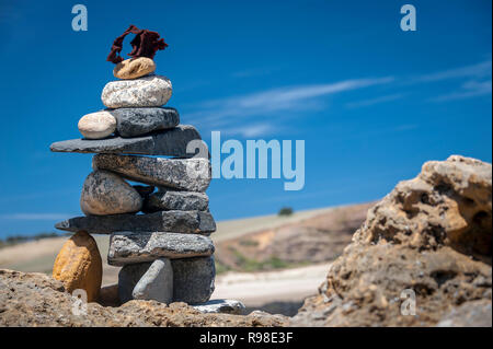 Cairn de Rock sur la plage Victoria, Australie Banque D'Images