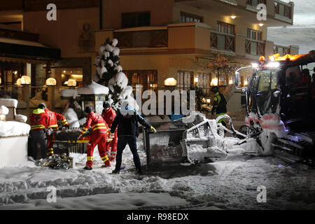 16 janvier 2016 - Saalbach, Autriche : équipe de sauvetage se déplace blessé après un accident de ski ratrack machine en ambulance. Ski emerg Banque D'Images