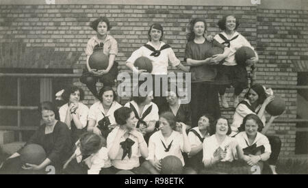 Meubles anciens c1915 photo, filles de l'école de médecine avec boules. SOURCE : photographie originale Banque D'Images