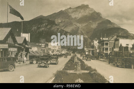 C Antique1920 photographie, l'avenue Banff à Banff, Alberta, Canada. SOURCE : photographie originale Banque D'Images