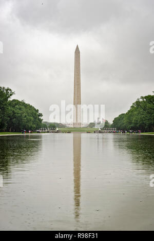 Le Washington Monument reflète dans le Lincoln Memorial réflexion extérieure sous la pluie Banque D'Images