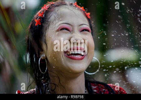 La Fête de l'eau de la communauté Rakhain ethniques est une partie de leur fête du Nouvel An. Les jeunes garçons et filles de l'eau à jeter les uns les autres au cours de cette Banque D'Images