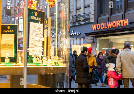 Marché de Noël au centre ville de Essen, Kettwiger Straße§e, magasins ouverts le dimanche, grand magasin Woolworth, bon marché et de regarder avec concessionnaire Rolex dis Banque D'Images