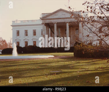 Février 1985 vintage photo, vue de la Maison Blanche à Washington, DC, avec un camion benne dépose de la maison de Garland. SOURCE : photographie originale Banque D'Images