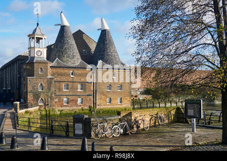 Les trois moulins historiques Studios à Bromley-By-Bow, East London UK, sur la rivière Lea Banque D'Images