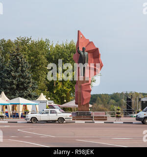 Mozyr, Bélarus - 23 septembre 2017 : statue de Lénine sur la Place Lénine avec des drapeaux en couleurs nationales et voiture rétro soviétique dans le sud de la Biélorussie, Mozyr Banque D'Images