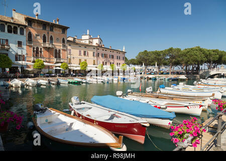 Quai et port de Desenzano del Garda, lacs italiens, Italie. Banque D'Images