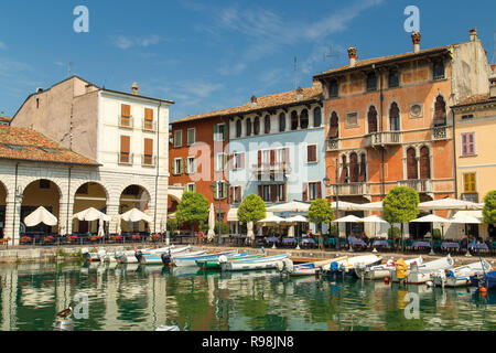 Quai et port de Desenzano del Garda, lacs italiens, Italie. Banque D'Images