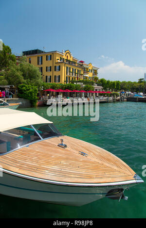 Bateau de luxe en face de l'hôtel de luxe à Sirmione sur le lac de Garde Banque D'Images