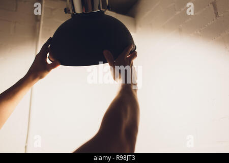 L'évolution des mains avec la nouvelle ampoule de lampe à LED d'économie d'énergie,concept. Banque D'Images