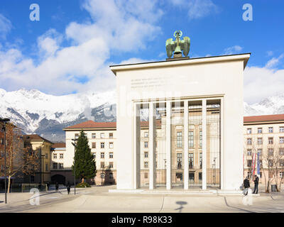 Innsbruck : Landhaus (Parlement de l'État fédéral du Tyrol), monument de la libération (Befreiungsdenkmal) dans la région d'Innsbruck, Tirol, Tyrol, Autriche Banque D'Images