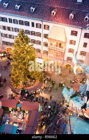 Innsbruck : Marché de Noël et arbre, chambre Goldenes Dachl (Toit Doré), rue Herzog-Friedrich-Straße, vue de Stadtturm (city tour) d'Altes Ra Banque D'Images