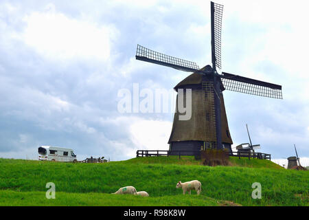 Les touristes dans un camping avec les moulins à vent à l'Schermerhorn Moulin Museum,Noordervaart 2, Schermerhorn, Hollande, Pays-Bas Banque D'Images