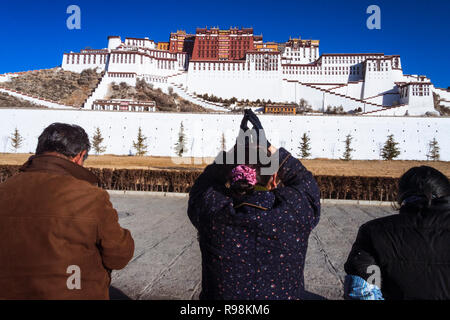 Lhassa, dans la région autonome du Tibet, Chine : les Tibétains effectuer le pèlerinage bouddhiste de kora autour du Palais du Potala. Construit en 1645 par le 5ème D Banque D'Images