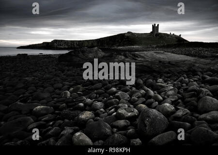 Château de Dunstanburgh (en mono), Northumberland, Angleterre (1) Banque D'Images