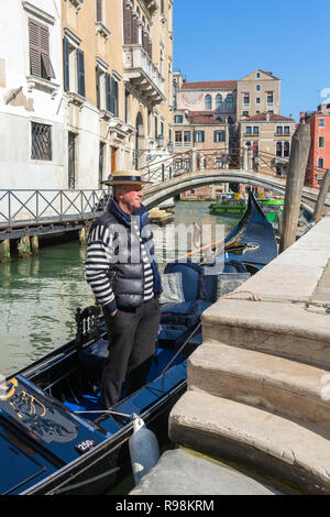 Venise, Italie - 23 mars 2018 : Gondola gratuit sur le côté canal in Venice, Italie Banque D'Images