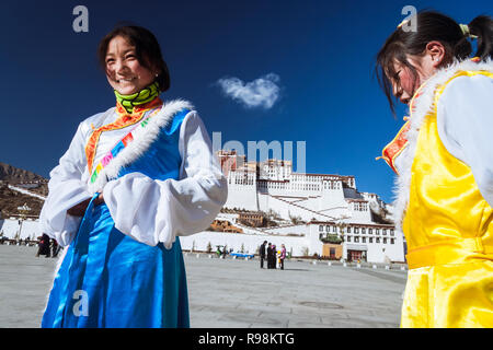 Lhassa, dans la région autonome du Tibet, Chine : les jeunes femmes tibétaines essayer des costumes traditionnels à côté de palais du Potala. Construit en 1645 par le 5ème Dalaï L Banque D'Images