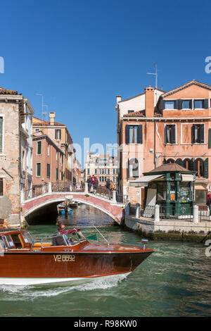 Venise, Italie - 23 mars 2018 : l'eau taxi au Grand Canal de Venise, Italie. Banque D'Images