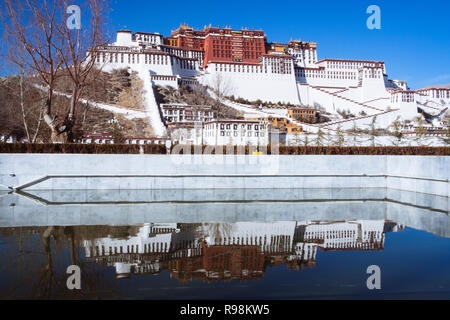 Lhassa, dans la région autonome du Tibet, Chine : palais du Potala reflétée sur une piscine. Construit en 1645 par le 5e dalaï-lama, le Potala a été la résidence de Banque D'Images