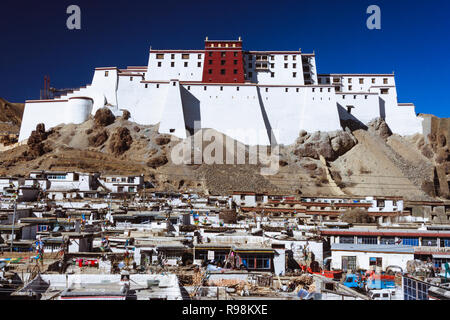 Shigatse, dans la région autonome du Tibet, Chine : Shigatse Dzong (fort) construite au 17e siècle comme un prototype plus petit du palais du Potala avant e Banque D'Images