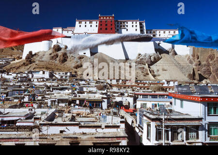 Shigatse, dans la région autonome du Tibet, Chine : les drapeaux de prières par l'Shigatse Dzong (fort) construite au 17e siècle comme un prototype plus petit du pot Banque D'Images