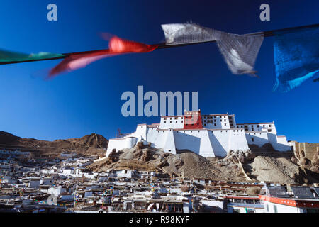 Shigatse, dans la région autonome du Tibet, Chine : les drapeaux de prières par l'Shigatse Dzong (fort) construite au 17e siècle comme un prototype plus petit du pot Banque D'Images