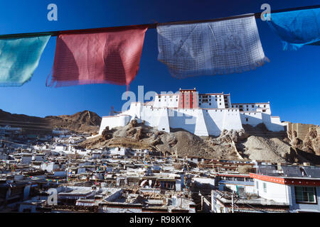 Shigatse, dans la région autonome du Tibet, Chine : les drapeaux de prières par l'Shigatse Dzong (fort) construite au 17e siècle comme un prototype plus petit du pot Banque D'Images