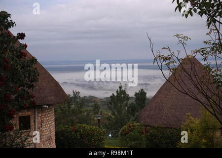 Vue sur le parc Safari Lodge sur un matin brumeux, Parc national Queen Elizabeth, en Ouganda Banque D'Images