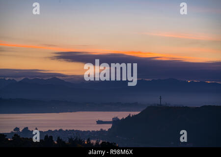 Baie de la ville de Puerto Montt depuis les hauteurs au lever du soleil sur une journée partiellement couvert de nuages Banque D'Images