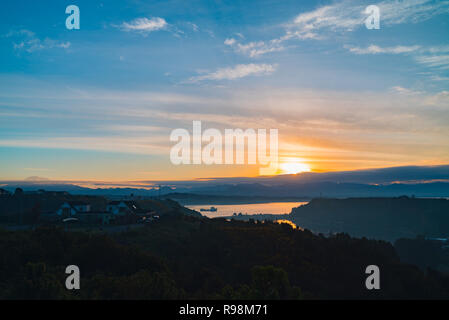 Baie de la ville de Puerto Montt depuis les hauteurs au lever du soleil sur une journée partiellement couvert de nuages Banque D'Images