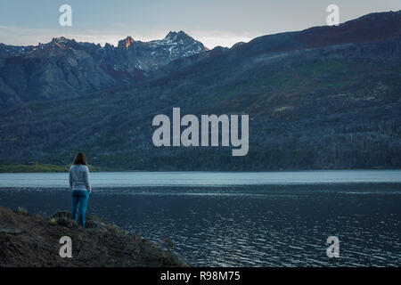 Vue panoramique d'une femme contre le Lac Futalaufquen, Parc National Los Alerces, Patagonie, Argentine Banque D'Images