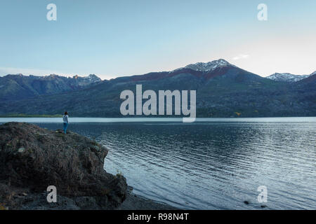 Vue panoramique d'une femme contre le Lac Futalaufquen, Parc National Los Alerces, Patagonie, Argentine Banque D'Images