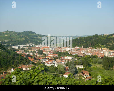 Un paysage urbain d'un village de Langhe : Santo Stefano Belbo, Piémont - Italie Banque D'Images