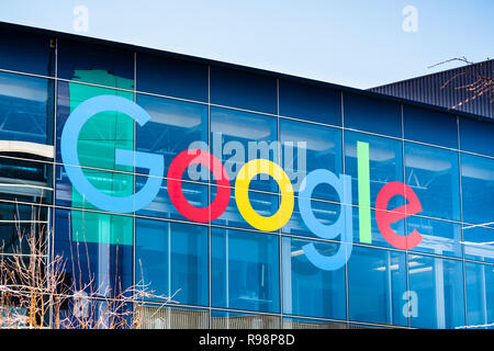 7 mars 2018 sur la montagne / CA / USA - logo Google sur l'un des bâtiments situé dans Googleplex, le campus principal de l'entreprise Banque D'Images