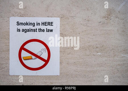 Fumer dans les ICI est contre la loi signer sur le mur d'un immeuble de bureaux à Londres, en Angleterre Banque D'Images