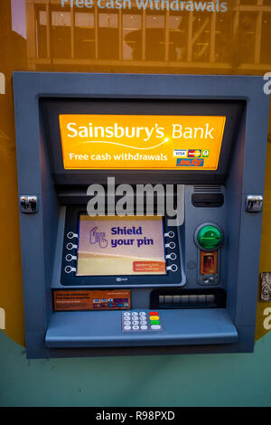 Close up d'un distributeur automatique de la Banque de Sainsbury's à l'extérieur d'un magasin sur Tottenham Court Road, Bloomsbury, Londres W1, Angleterre Banque D'Images