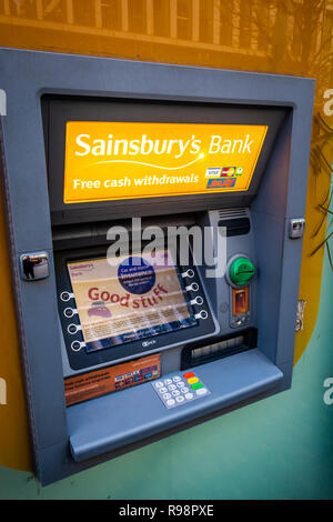 Close up d'un distributeur automatique de la Banque de Sainsbury's à l'extérieur d'un magasin sur Tottenham Court Road, Bloomsbury, Londres W1, Angleterre Banque D'Images
