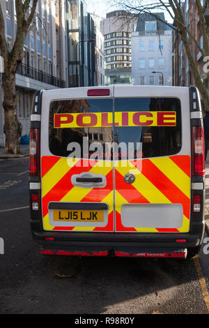 Un véhicule de police stationné à l'extérieur de la police britannique des transports Gare à 16 St Whitfield, Fitzrovia, Londres W1 Banque D'Images