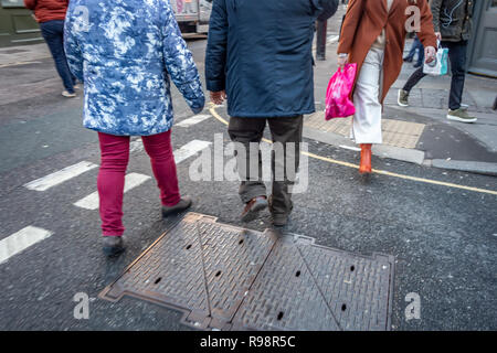 Excentriquement vêtue une femme et un homme âgés marchant crossing Road à Londres Banque D'Images