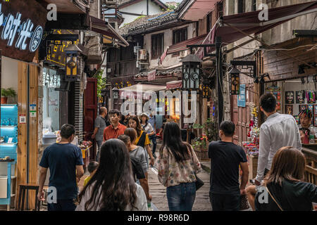 CHONGQING, CHINE - 20 SEPTEMBRE : Ruelle de la vieille ville historique avec ses magasins et étals de Ciqikou ancient town, une destination touristique populaire, le 20 septembre Banque D'Images