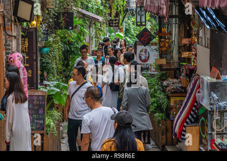 CHONGQING, CHINE - Septembre 20 : Vue d'une ruelle avec des magasins et étals de Ciqikou ancient town, une destination touristique populaire le 20 septembre 2018 en Banque D'Images