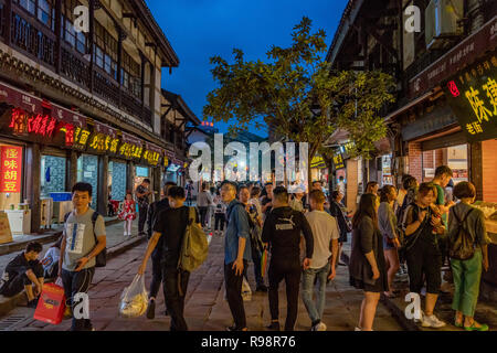 CHONGQING, CHINE - 20 SEPTEMBRE : c'est Ciqikou ancient town dans la nuit, une destination touristique populaire le 20 septembre 2018 à Chongqing Banque D'Images