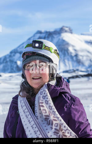 Karen Rentz sur une grotte de glace au Glacier Mýrdalsjökull, avec Hafursey dans la distance, un emplacement pour le film Star Wars Rogue l'un, en hiver dans les glaces Banque D'Images